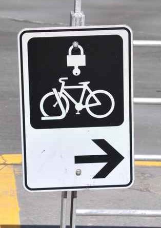 Panneau pour inciter à mettre des cadenas sur son vélo à Toronto