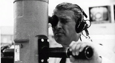 Photo représentant Gregory Peck regardant au périscope dans le film "Les neiges du Kilimanjaro"