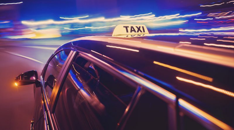 Photo d'un taxi dans la nuit