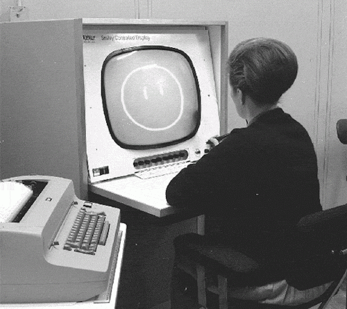 Gif en noir et blanc représentant une femme dessinant sur son ordinateur